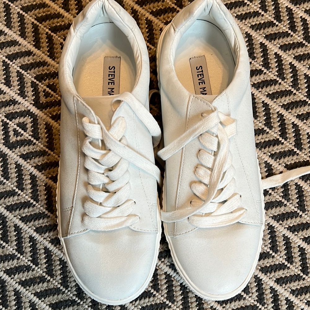 Steve Madden solid white tennis shoes